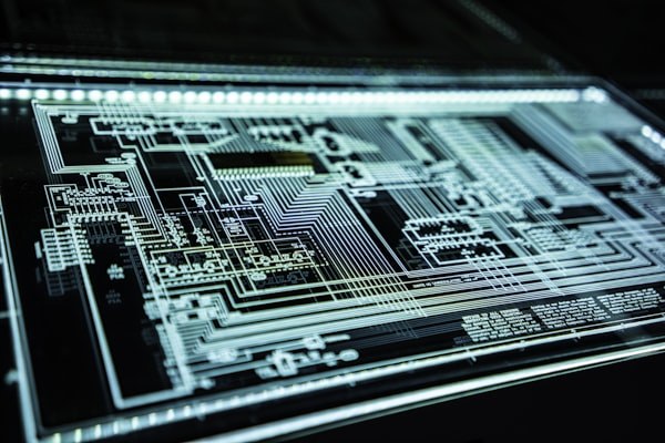 Circuito eletrónico com luzes azuis — segurança digital e tecnologia