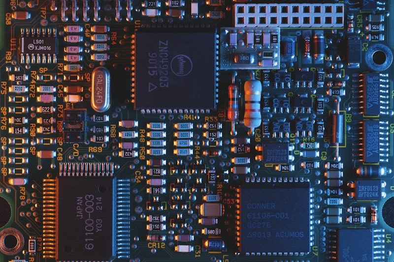 Placa de circuito azul escuro — o processador que move a inteligência artificial