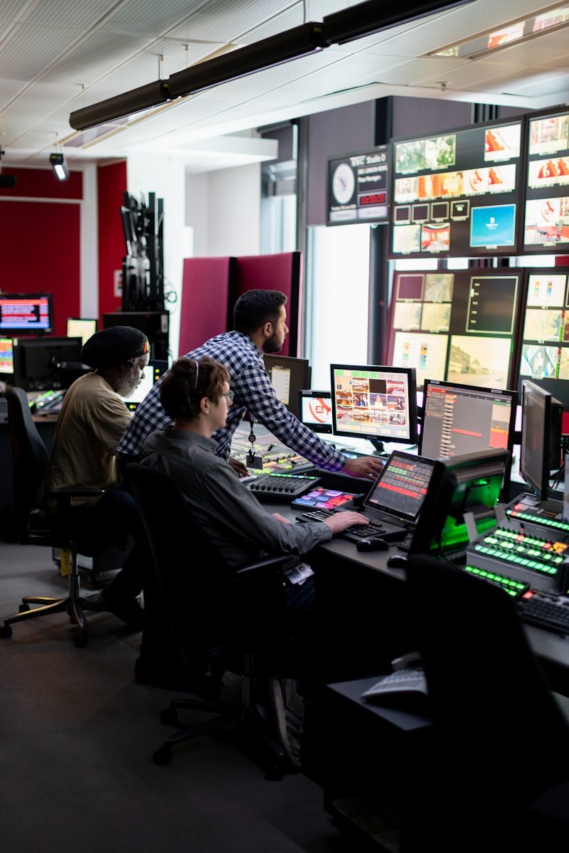 Radioamador a trabalhar em equipamento de transmissão — a construção e manutenção de antenas e rádios é parte fundamental do hobbie