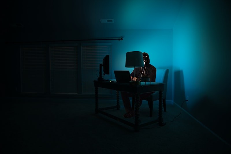 Código binário e dados a fluir num ecrã — representação do tráfego de internet que passava por dispositivos infetados sem o conhecimento dos donos