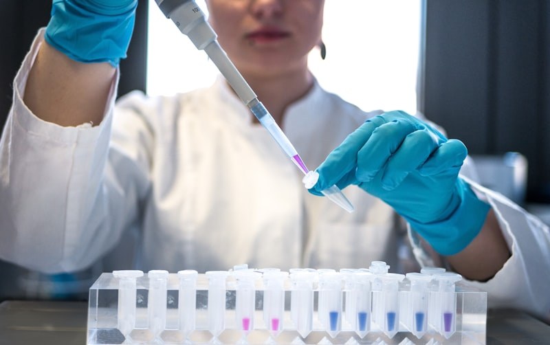 Cientista a trabalhar em laboratório