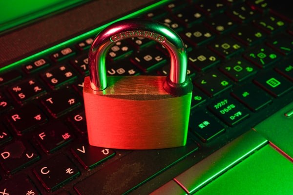 Cadeado prateado sobre teclado de computador portátil