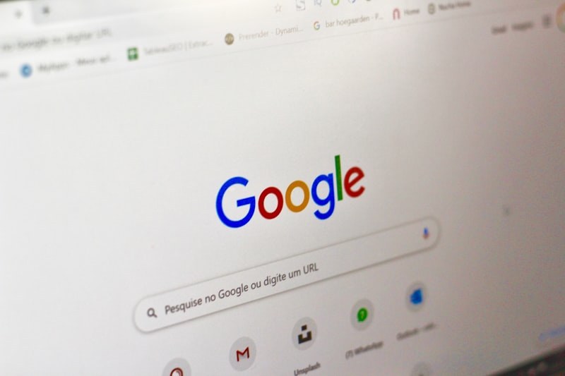 Ecrã de computador com página inicial do Google em português