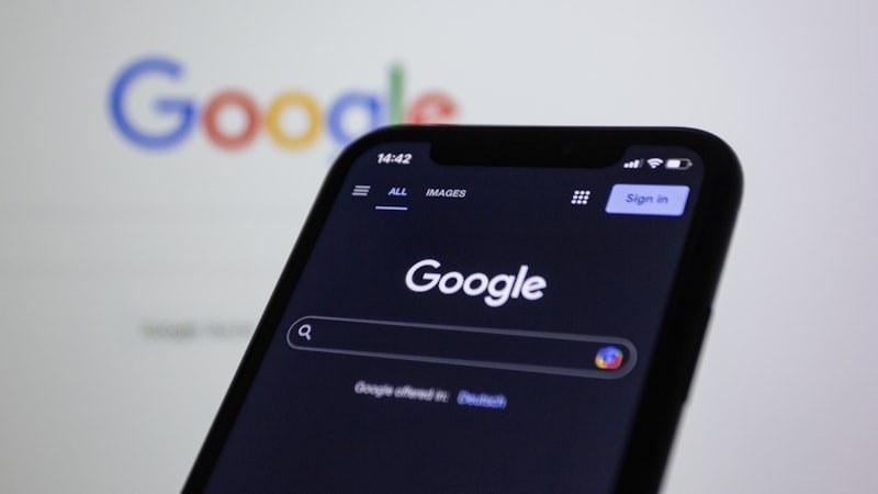 Smartphone com página inicial do Google em modo escuro — a caixa de pesquisa que conhecemos há 25 anos está prestes a mudar com a integração da inteligência artificial