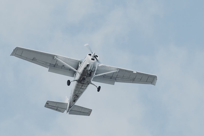 Cessna 172 estacionado em pista