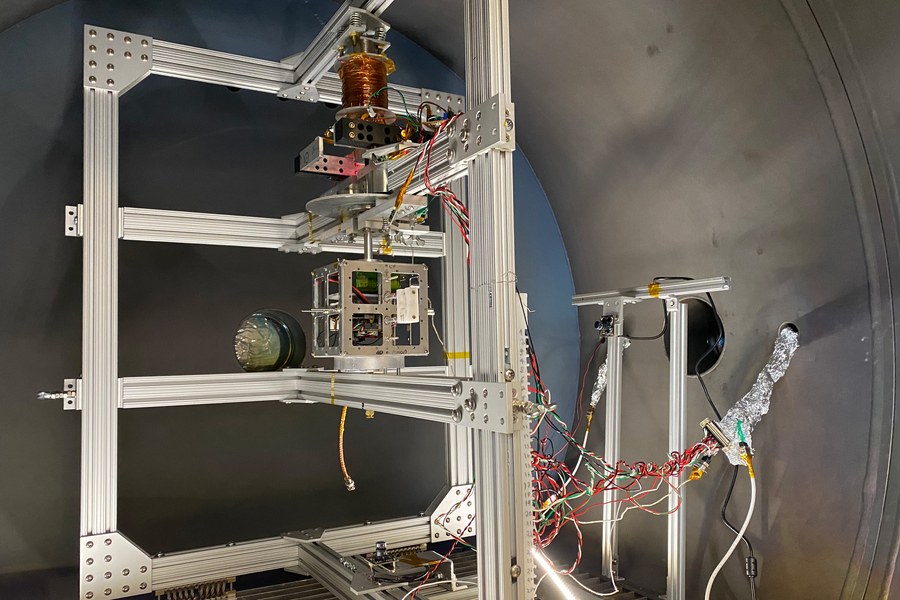Plataforma MagLev com CubeSat em câmara de vácuo
