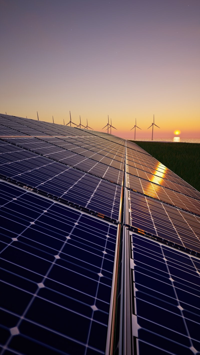 Parque híbrido solar e eólico ao amanhecer — Portugal atingiu 80,4% de eletricidade renovável no 1.º trimestre de 2026.