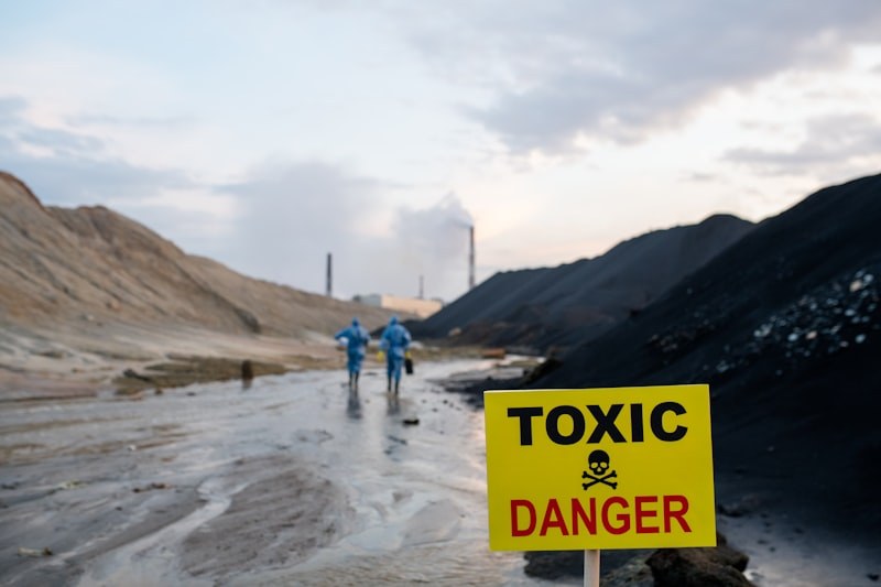 Sinalização de área contaminada junto a um aquífero