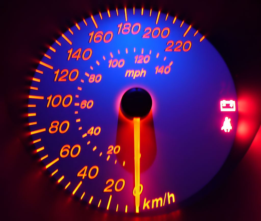 Painel de instrumentos de automóvel — velocidade, rotações e dados de bordo
