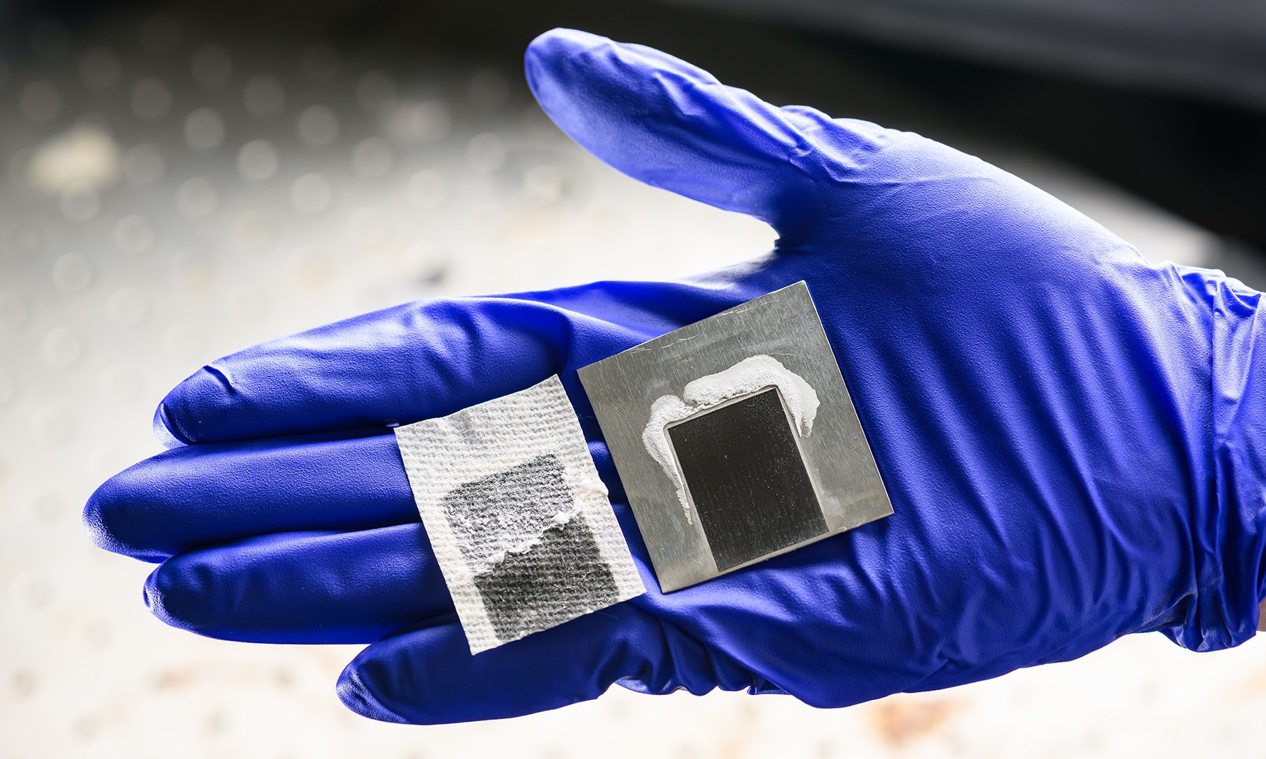 Professor Chunlei Guo com o dispositivo de dessalinização solar no laboratório da Universidade de Rochester